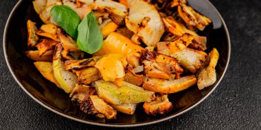 Izgara kabak, sıcak salata, sebze, doğal ürün, lezzetli yiyecek, lezzetli gurme, arka plan, masa, kırsal manzaralı fotokopi, fotokopi alanı, vejetaryen paleo diyeti ve vejetaryen yemekleri.