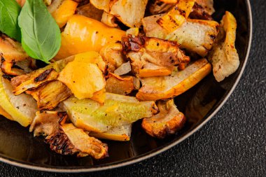 Izgara kabak, sıcak salata, sebze, doğal ürün, lezzetli yiyecek, lezzetli gurme, arka plan, masa, kırsal manzaralı fotokopi, fotokopi alanı, vejetaryen paleo diyeti ve vejetaryen yemekleri.