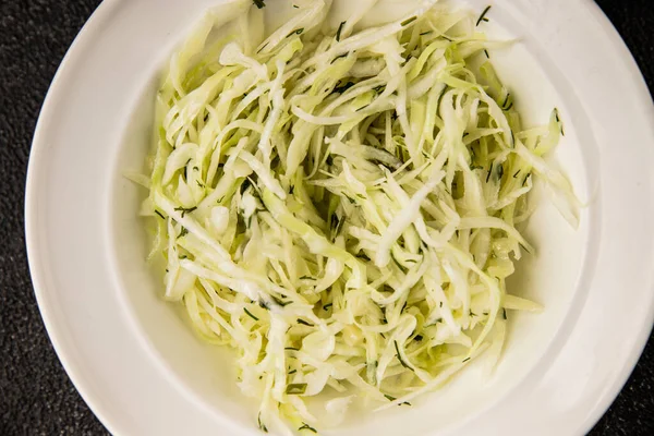 Lahana salatası, lahana salatası, sebze, sebze, sebze, çerez, çerez, lezzetli, lezzetli gurme, arka plan, masa rustik üst manzara, fotokopi alanı, vejetaryen ve vejetaryen yemekleri.