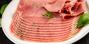 Jambonlu jambon domuz jambonu. Doğal ürün. Lezzetli atıştırmalıklar.