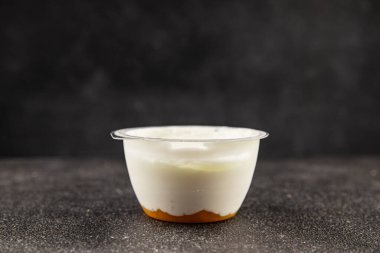 Yoğurt ya da gökyüzü doğal süt ürünleri laktozsuz doğal ürün lezzetli çerez lezzetli gurme yemek arkaplan masa rustik üst görünüm kopyalama alanı üzerinde