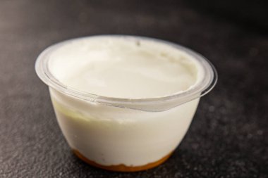 Yoğurt ya da gökyüzü doğal süt ürünleri laktozsuz doğal ürün lezzetli çerez lezzetli gurme yemek arkaplan masa rustik üst görünüm kopyalama alanı üzerinde