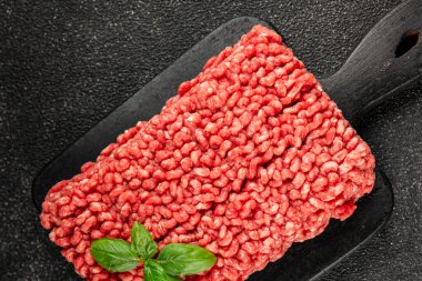 Çiğ kıyma, domuz eti, et, doğal ürün, lezzetli atıştırmalık, leziz gurme yemek arkaplanı, masanın kırsal kesiminde fotokopi alanı.