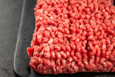 Çiğ kıyma, domuz eti, et, doğal ürün, lezzetli atıştırmalık, leziz gurme yemek arkaplanı, masanın kırsal kesiminde fotokopi alanı.