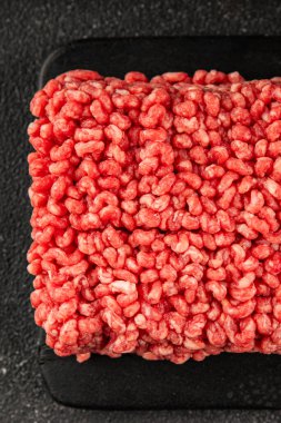 Çiğ kıyma, domuz eti, et, doğal ürün, lezzetli atıştırmalık, leziz gurme yemek arkaplanı, masanın kırsal kesiminde fotokopi alanı.