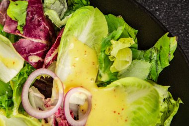 Hindiba salatası yeşil yaprak karışımı sebzeler... doğal ürün... lezzetli yemek... lezzetli gurme yemek... masanın üstünde... kırsal üst görünüm... fotokopi alanı... keto ve paleo diyet vegan ve vejetaryen yiyecekler.