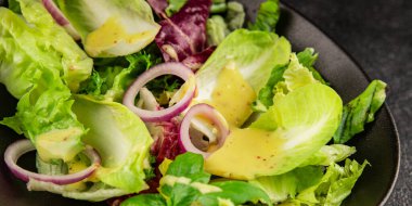 Hindiba salatası yeşil yaprak karışımı sebzeler... doğal ürün... lezzetli yemek... lezzetli gurme yemek... masanın üstünde... kırsal üst görünüm... fotokopi alanı... keto ve paleo diyet vegan ve vejetaryen yiyecekler.