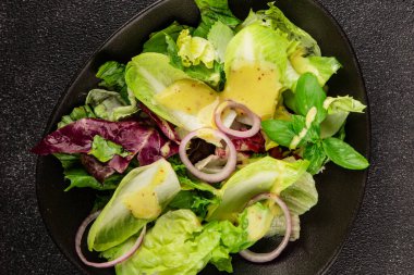 Hindiba salatası yeşil yaprak karışımı sebzeler... doğal ürün... lezzetli yemek... lezzetli gurme yemek... masanın üstünde... kırsal üst görünüm... fotokopi alanı... keto ve paleo diyet vegan ve vejetaryen yiyecekler.