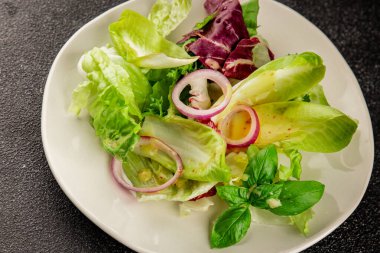 Hindiba salatası yeşil yaprak karışımı sebzeler... doğal ürün... lezzetli yemek... lezzetli gurme yemek... masanın üstünde... kırsal üst görünüm... fotokopi alanı... keto ve paleo diyet vegan ve vejetaryen yiyecekler.