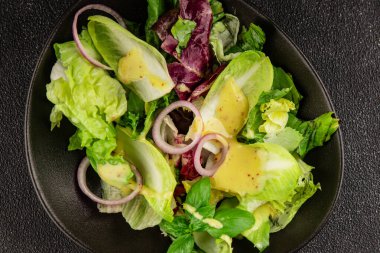 Hindiba salatası yeşil yaprak karışımı sebzeler... doğal ürün... lezzetli yemek... lezzetli gurme yemek... masanın üstünde... kırsal üst görünüm... fotokopi alanı... keto ve paleo diyet vegan ve vejetaryen yiyecekler.