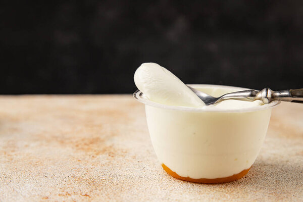 Йогурт или скайр натуральный молочный лактозы без натурального продукта вкусный закуска свежие вкусные деликатесы фона на столе деревенский вид сверху скопировать пространство