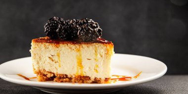 Cheesecake tatlı tatlı tatlı doğal ürün lezzetli aperatif lezzetli gurme yemek arka planı masa rustik üst görünüm fotokopi alanı