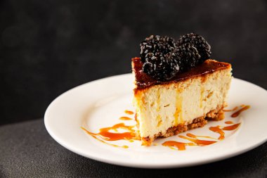 Cheesecake tatlı tatlı tatlı doğal ürün lezzetli aperatif lezzetli gurme yemek arka planı masa rustik üst görünüm fotokopi alanı
