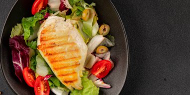 Izgara tavuk göğsü salatası, tavuk göğsü domates, yeşil yaprak marul, salata karışımı sebzeler doğal ürünler lezzetli çerezler lezzetli lezzetli gurme yemek arka planı masa sade üst görünüm fotokopi alanı keto ve paleo diyet vegan ve vejetaryen yemekleri