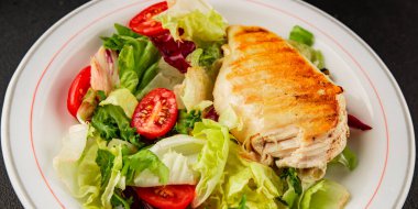 Izgara tavuk göğsü salatası, tavuk göğsü domates, yeşil yaprak marul, salata karışımı sebzeler doğal ürünler lezzetli çerezler lezzetli lezzetli gurme yemek arka planı masa sade üst görünüm fotokopi alanı keto ve paleo diyet vegan ve vejetaryen yemekleri