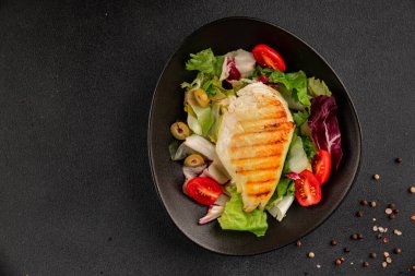 Izgara tavuk göğsü salatası, tavuk göğsü domates, yeşil yaprak marul, salata karışımı sebzeler doğal ürünler lezzetli çerezler lezzetli lezzetli gurme yemek arka planı masa sade üst görünüm fotokopi alanı keto ve paleo diyet vegan ve vejetaryen yemekleri