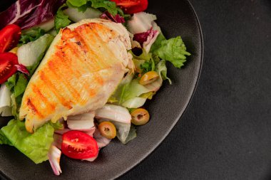 Izgara tavuk göğsü salatası, tavuk göğsü domates, yeşil yaprak marul, salata karışımı sebzeler doğal ürünler lezzetli çerezler lezzetli lezzetli gurme yemek arka planı masa sade üst görünüm fotokopi alanı keto ve paleo diyet vegan ve vejetaryen yemekleri