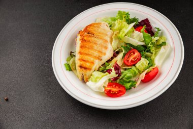 Izgara tavuk göğsü salatası, tavuk göğsü domates, yeşil yaprak marul, salata karışımı sebzeler doğal ürünler lezzetli çerezler lezzetli lezzetli gurme yemek arka planı masa sade üst görünüm fotokopi alanı keto ve paleo diyet vegan ve vejetaryen yemekleri
