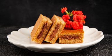 Bisküvi keki porsiyonu reçelli tatlı tatlı pasta doğal ürün lezzetli çerez lezzetli gurme yemek arkaplanı masa kırsal üst görünüm fotokopi alanı üzerinde