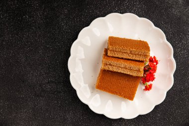 Bisküvi keki porsiyonu reçelli tatlı tatlı pasta doğal ürün lezzetli çerez lezzetli gurme yemek arkaplanı masa kırsal üst görünüm fotokopi alanı üzerinde