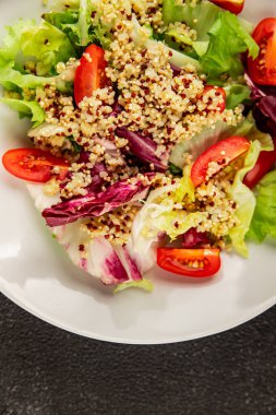Kinoa salatası domates, yeşil yaprak salatası sebzeler... doğal ürün... lezzetli çerez... lezzetli gurme yemek... masanın üstünde... rustik üst görünüm... fotokopi alanı keto... ve paleo diyet vegan ve vejetaryen yiyecekler.