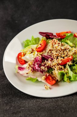 Kinoa salatası domates, yeşil yaprak salatası sebzeler... doğal ürün... lezzetli çerez... lezzetli gurme yemek... masanın üstünde... rustik üst görünüm... fotokopi alanı keto... ve paleo diyet vegan ve vejetaryen yiyecekler.