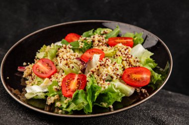 Kinoa salatası domates, yeşil yaprak salatası sebzeler... doğal ürün... lezzetli çerez... lezzetli gurme yemek... masanın üstünde... rustik üst görünüm... fotokopi alanı keto... ve paleo diyet vegan ve vejetaryen yiyecekler.