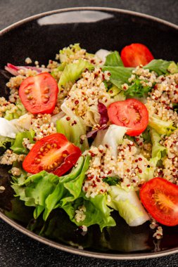 Kinoa salatası domates, yeşil yaprak salatası sebzeler... doğal ürün... lezzetli çerez... lezzetli gurme yemek... masanın üstünde... rustik üst görünüm... fotokopi alanı keto... ve paleo diyet vegan ve vejetaryen yiyecekler.