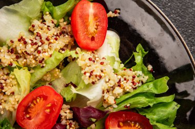 Kinoa salatası domates, yeşil yaprak salatası sebzeler... doğal ürün... lezzetli çerez... lezzetli gurme yemek... masanın üstünde... rustik üst görünüm... fotokopi alanı keto... ve paleo diyet vegan ve vejetaryen yiyecekler.