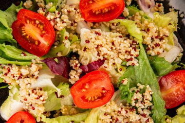 Kinoa salatası domates, yeşil yaprak salatası sebzeler... doğal ürün... lezzetli çerez... lezzetli gurme yemek... masanın üstünde... rustik üst görünüm... fotokopi alanı keto... ve paleo diyet vegan ve vejetaryen yiyecekler.
