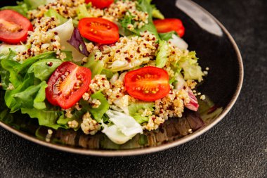 Kinoa salatası domates, yeşil yaprak salatası sebzeler... doğal ürün... lezzetli çerez... lezzetli gurme yemek... masanın üstünde... rustik üst görünüm... fotokopi alanı keto... ve paleo diyet vegan ve vejetaryen yiyecekler.
