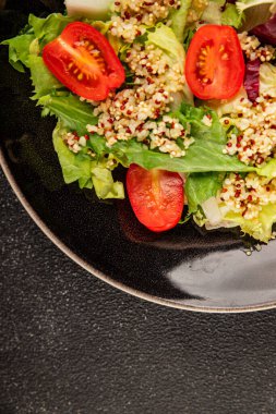 Kinoa salatası domates, yeşil yaprak salatası sebzeler... doğal ürün... lezzetli çerez... lezzetli gurme yemek... masanın üstünde... rustik üst görünüm... fotokopi alanı keto... ve paleo diyet vegan ve vejetaryen yiyecekler.