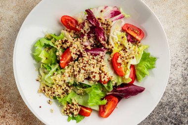 Kinoa salatası domates, yeşil yaprak salatası sebzeler... doğal ürün... lezzetli çerez... lezzetli gurme yemek... masanın üstünde... rustik üst görünüm... fotokopi alanı keto... ve paleo diyet vegan ve vejetaryen yiyecekler.