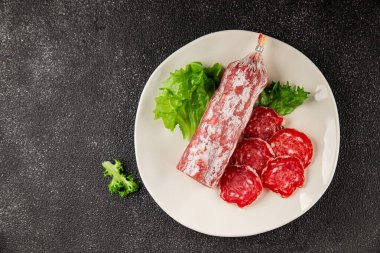 Kuru sosis dilimi domuz eti daha az yağlı jamon eti, doğal yiyecek lezzetli çerez lezzetli gurme yemek arka planı masa rustik üst görünüm fotokopi alanı üzerinde