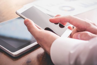 İşadamı Smartphone ile mali istatistik analiz