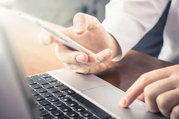 İşadamı ile hareket eden ve not defterinde Office çalışma