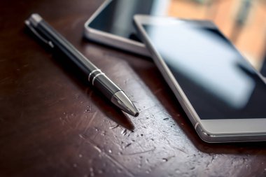 İş tablet kalem üzerinde eski bir tabloyu yanındaki eğilerek yansıması ile Smartphone