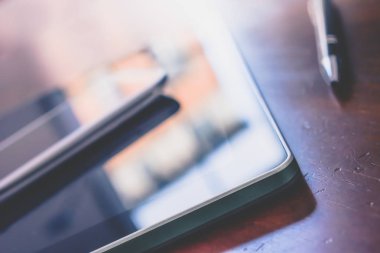 İş Smartphone ve ahşap masa üzerinde bir Biro yanındaki yansıması ile Tablet