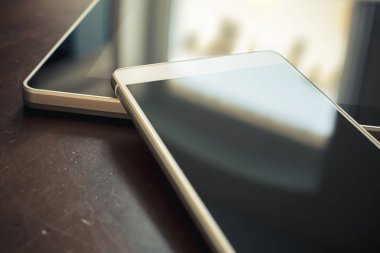 İş Smartphone Tablet üzerinde eski bir tabloyu eğilerek yansıması ile
