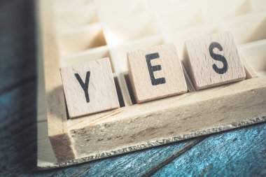 Ahşap bloklar halinde bir Typecase oluşturduğu kelime Evet closeup
