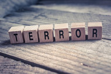 Makro ahşap bloklar bir ahşap zemin üzerinde oluşturduğu Word terör