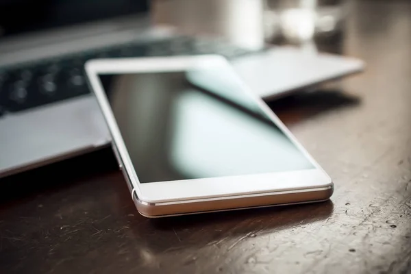 Smartphone Con Riflessione Appoggiata Computer Aziendale Sul Vecchio Tavolo — Foto Stock