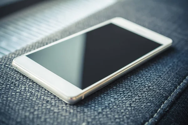 Smartphone Mit Reflexion Auf Der Armlehne Einer Couch Liegend — Stockfoto