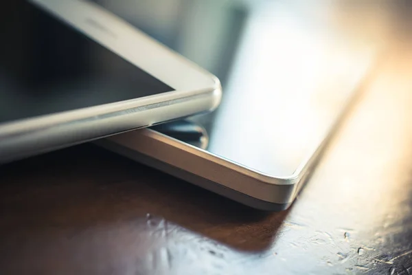 Business Smartphone Stützt Sich Auf Ein Tablet Mit Spiegelung — Stockfoto