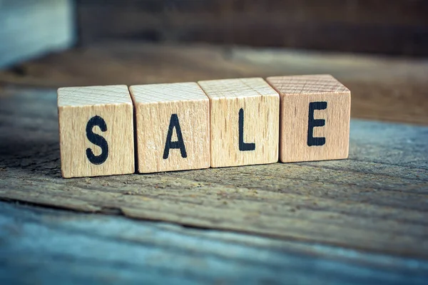 Macro Of A Sale Reminder Formed By Wooden Blocks On A Wooden Floor — Stok Foto