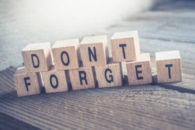 Makro bir Dont unutmak ahşap bloklar bir ahşap zemin üzerinde oluşturduğu hatırlatma