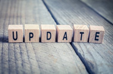 Ahşap bloklar bir ahşap zemin üzerinde oluşturduğu Word güncelleştirmesinin makro