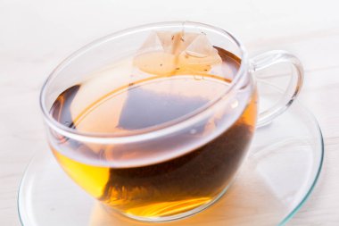 Bir fincan çay ile bir çay poşeti