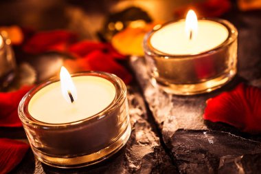Gül yaprakları ile kayrak iki romantik çay ışıkları ve yapraklar
