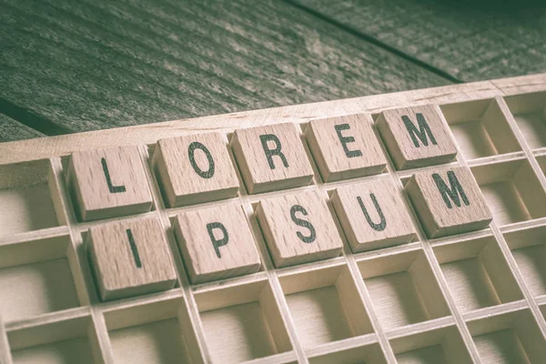 Primer plano de las palabras Lorem Ipsum formado por bloques de madera en un Typecase — Foto de Stock